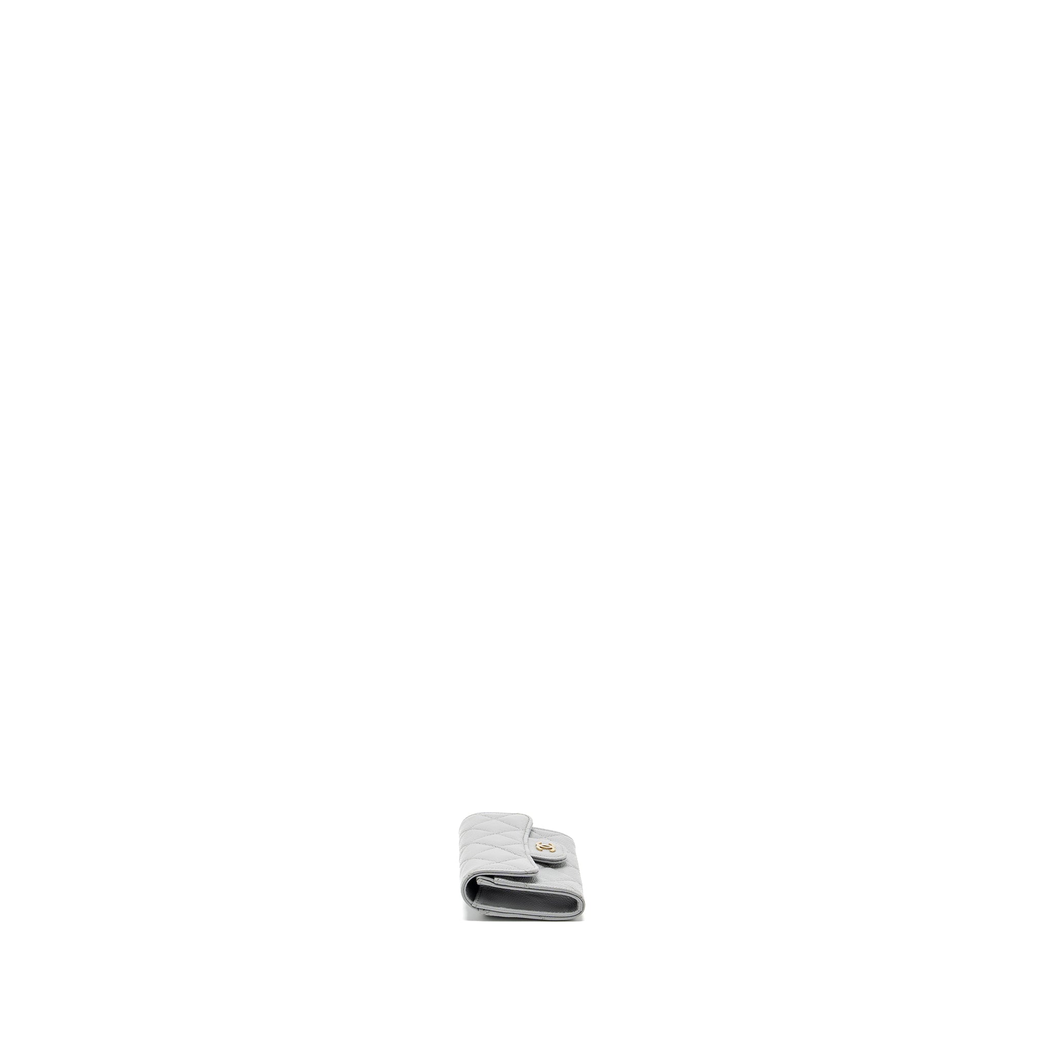 chanel-classic-flap-card-holder-caviar-light-grey-lghwmicrochip
