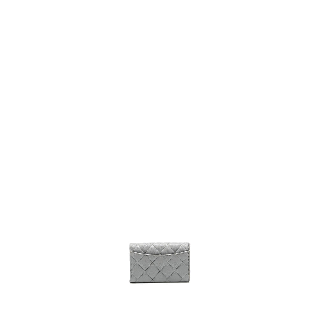 chanel-classic-flap-card-holder-caviar-light-grey-lghwmicrochip