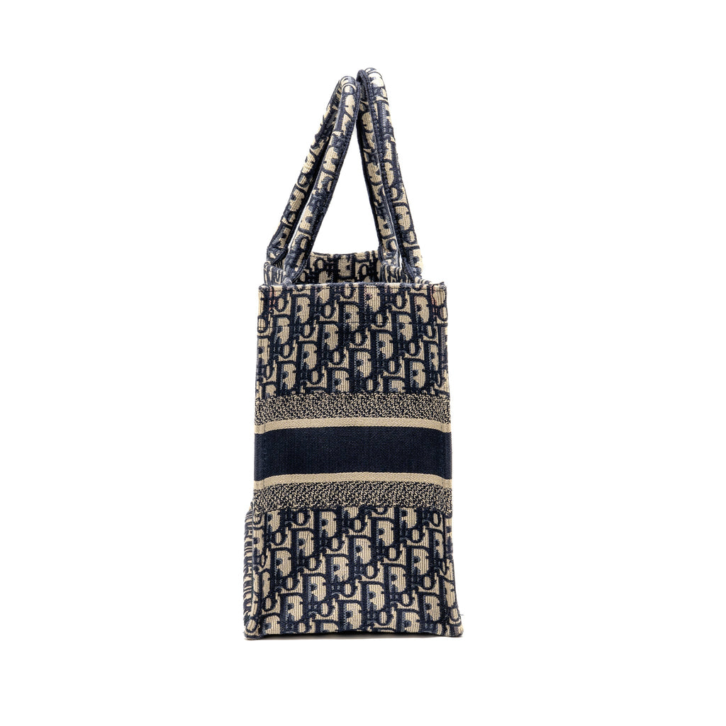 dior-medium-book-tote-oblique-embroidery-ecru-blue
