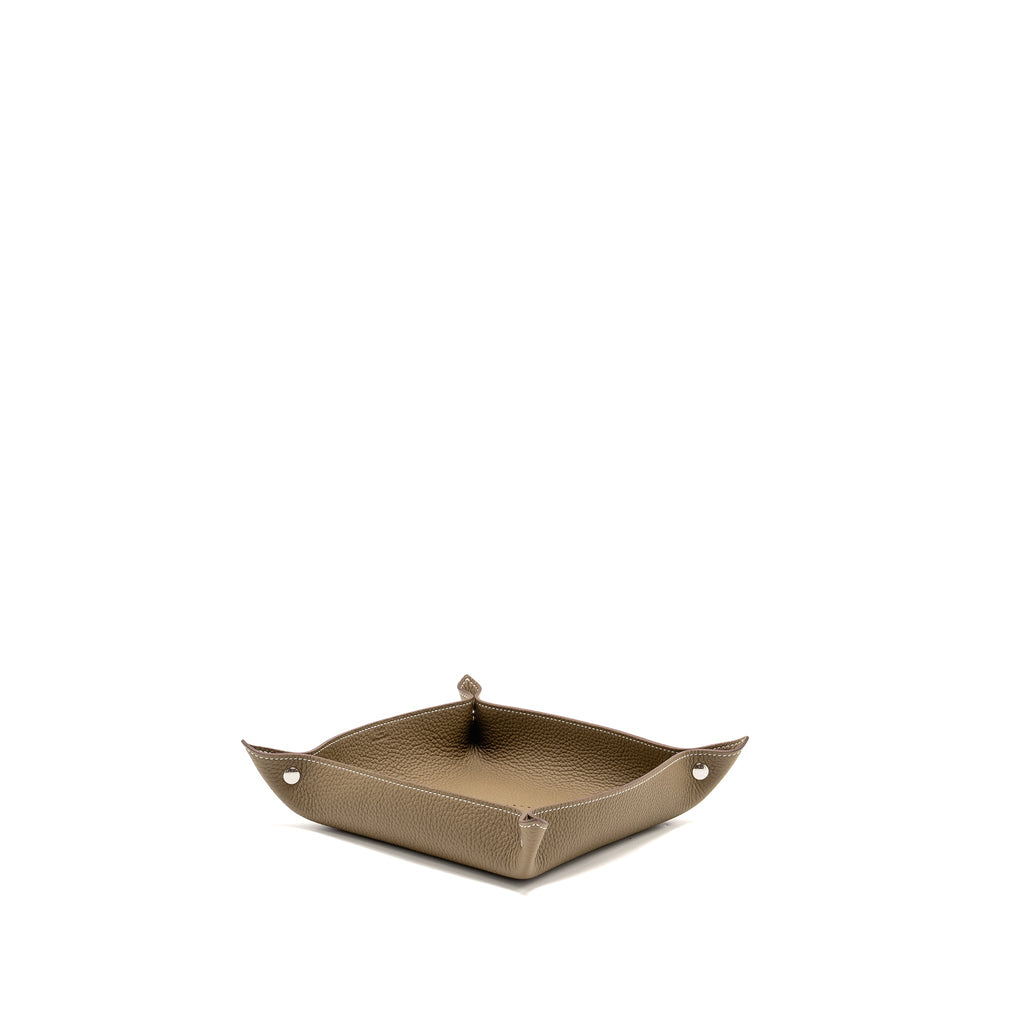 hermes-mises-et-relances-h-evelyne-change-tray-clemence-etoupe-shw-stamp-b