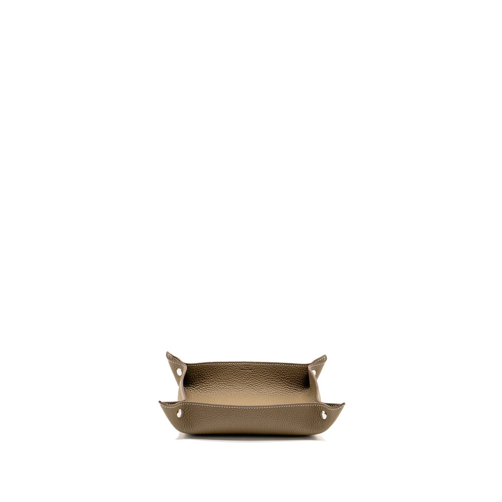 hermes-mises-et-relances-h-evelyne-change-tray-clemence-etoupe-shw-stamp-b
