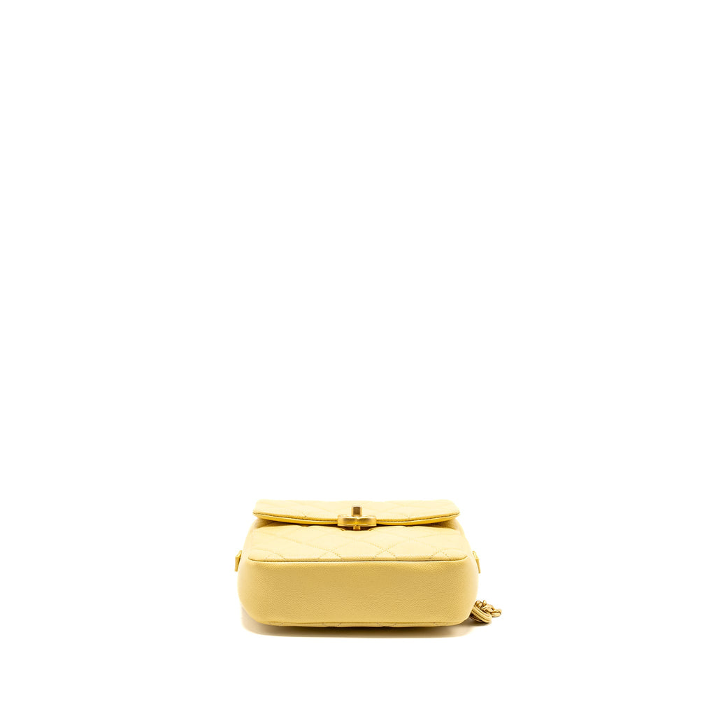 chanel-22p-quilted-flap-backpack-caviar-light-yellow-ghw-microchip-copy-1