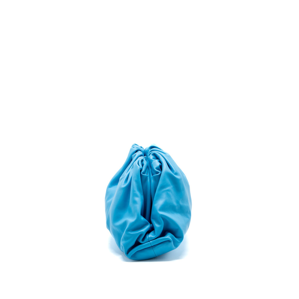 bottega-veneta-the-pouch-calfskin-blue-shw