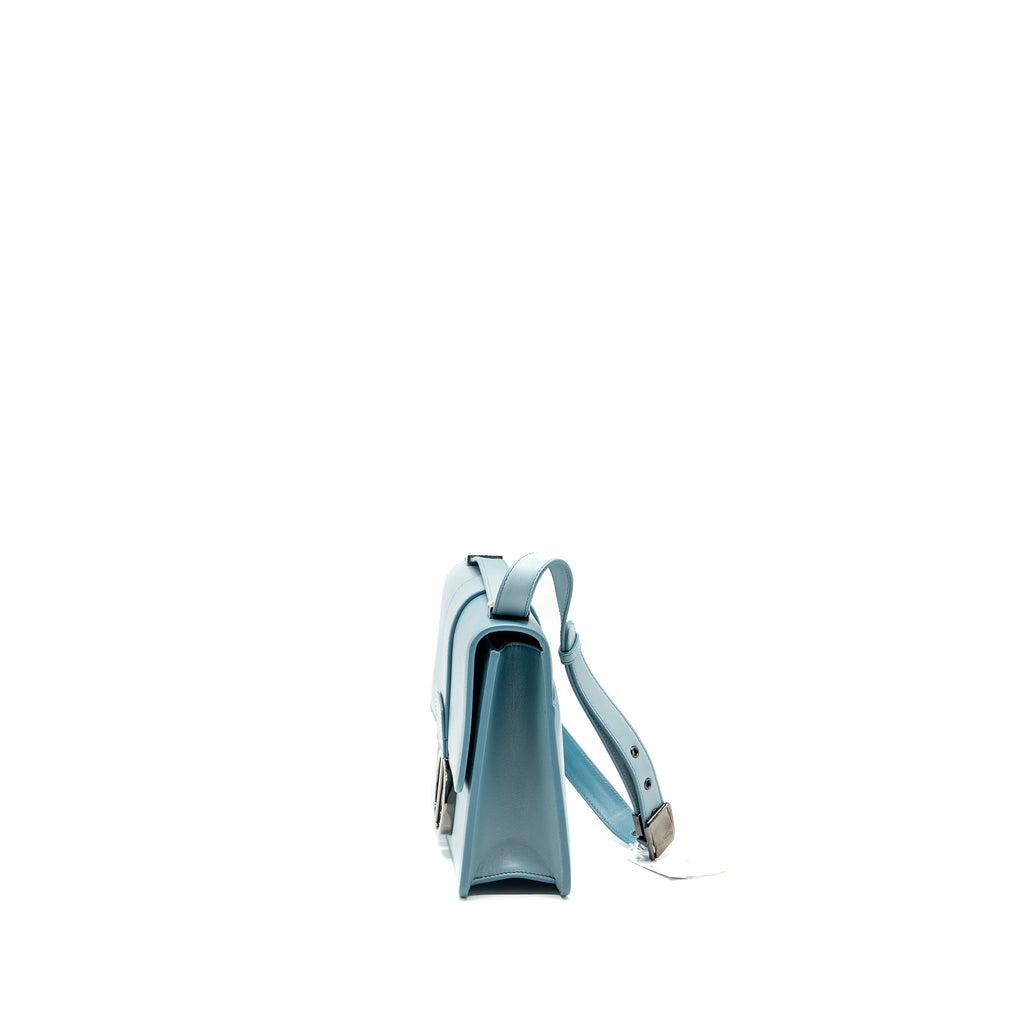 dior-30-montaigne-medium-flap-bag-calfskin-gradient-blue-with-black-hardware-copy-1