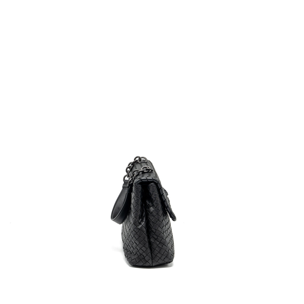 bottega-veneta-single-chain-flap-bag-leather-black-with-black-hardware