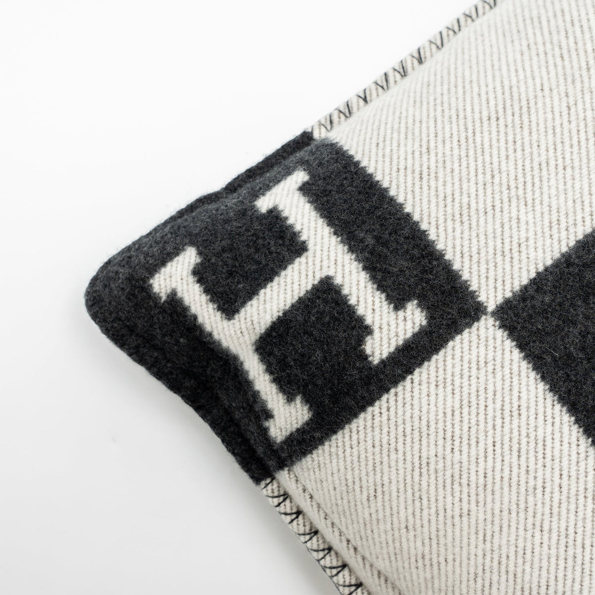 hermes-avalon-pillow-small-model-ecru-gris-fonce