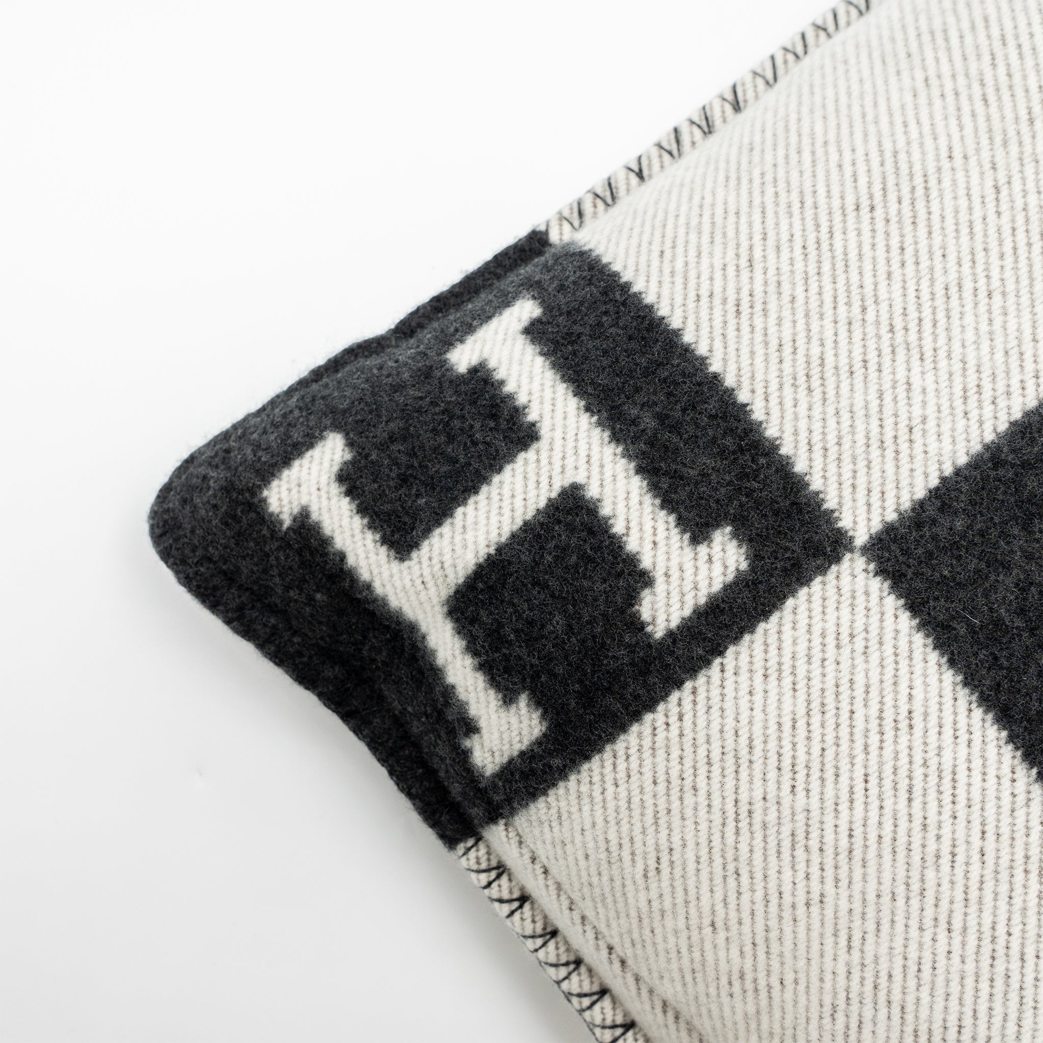 hermes-avalon-pillow-small-model-ecru-gris-fonce-3