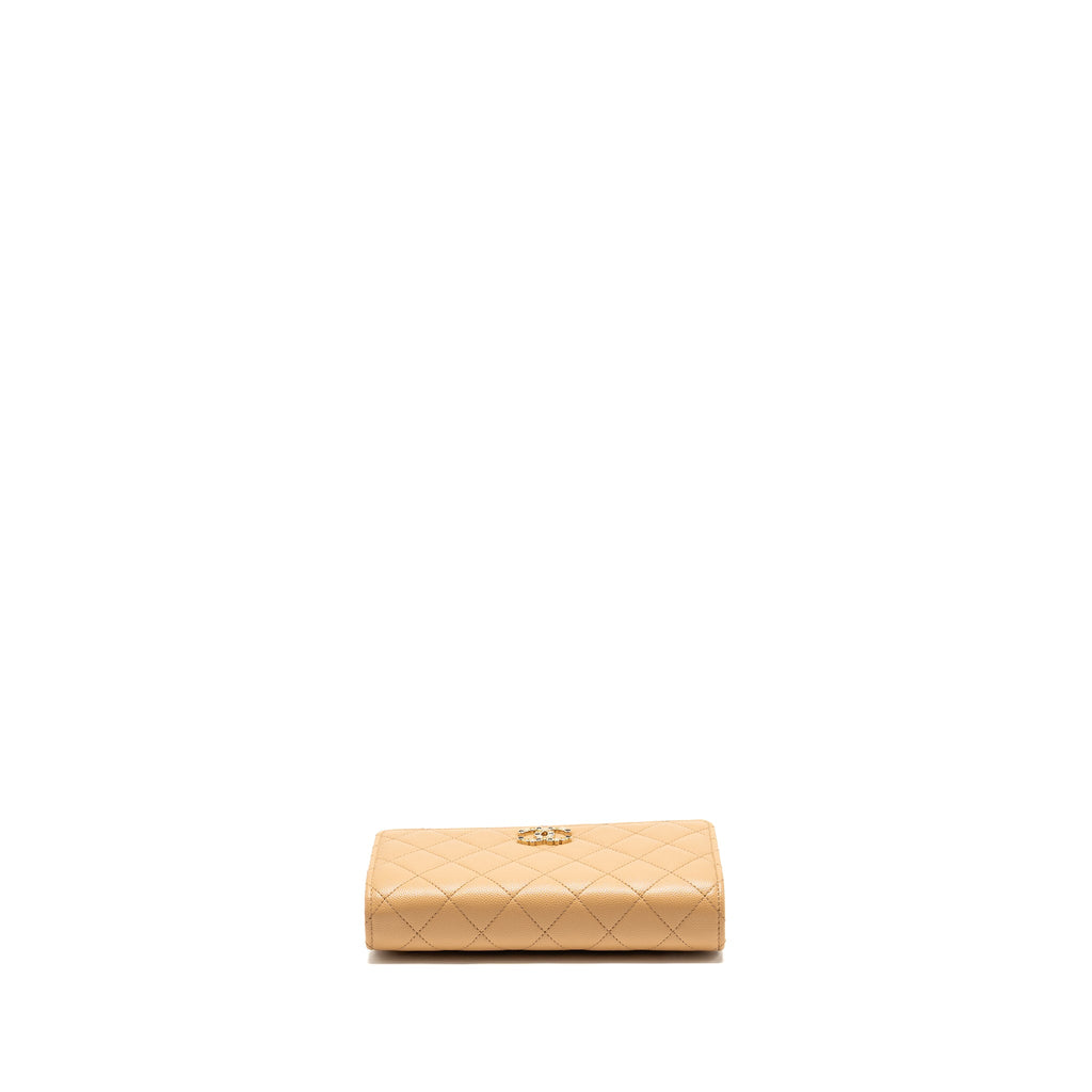 chanel-detailed-cc-classic-wallet-on-chain-caviar-beige-lghw-microchip