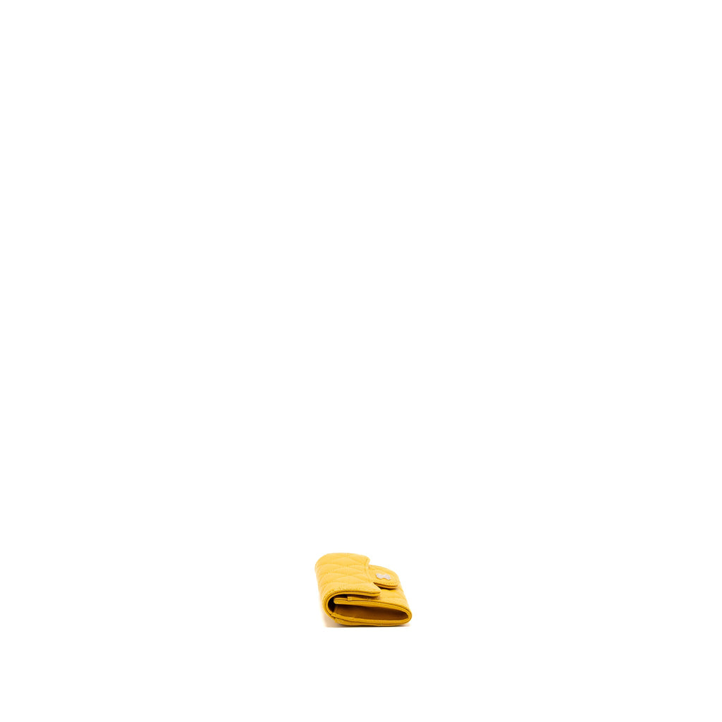 chanel-22a-classic-flap-card-holder-caviar-yellow-ghwmicrochip