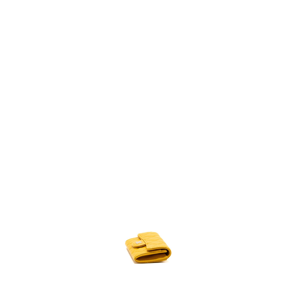 chanel-22a-classic-flap-card-holder-caviar-yellow-ghwmicrochip