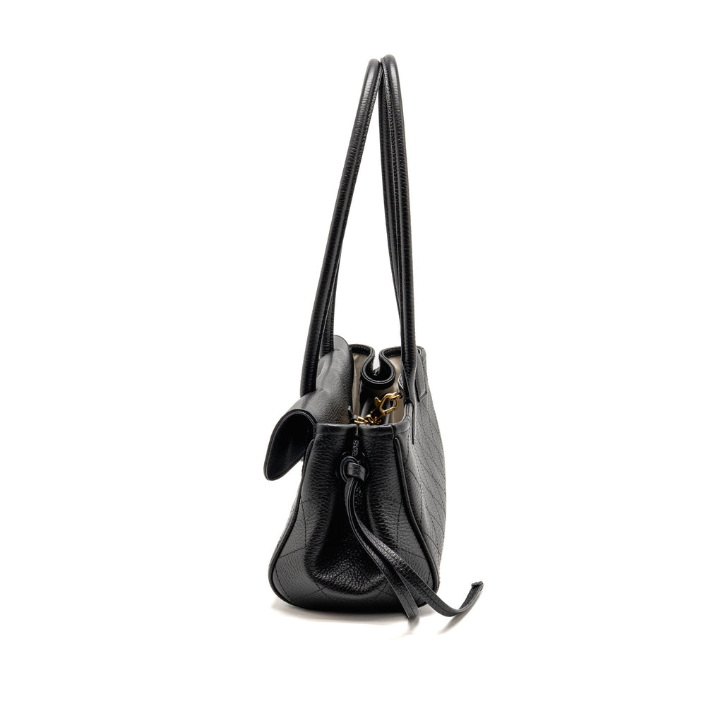 chanel-26s-urban-essential-east-west-small-tote-grained-calfskin-black-ghw-microchip
