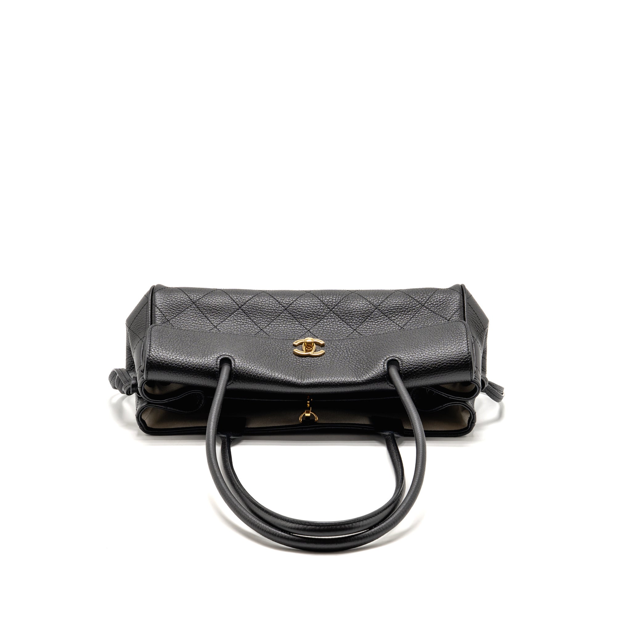 chanel-26s-urban-essential-east-west-small-tote-grained-calfskin-black-ghw-microchip