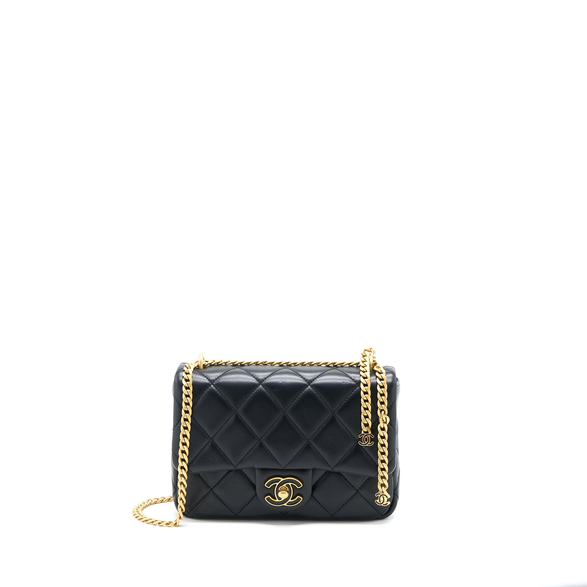 chanel-22p-enemal-flap-bag-lambskin-black-ghwmicrochip