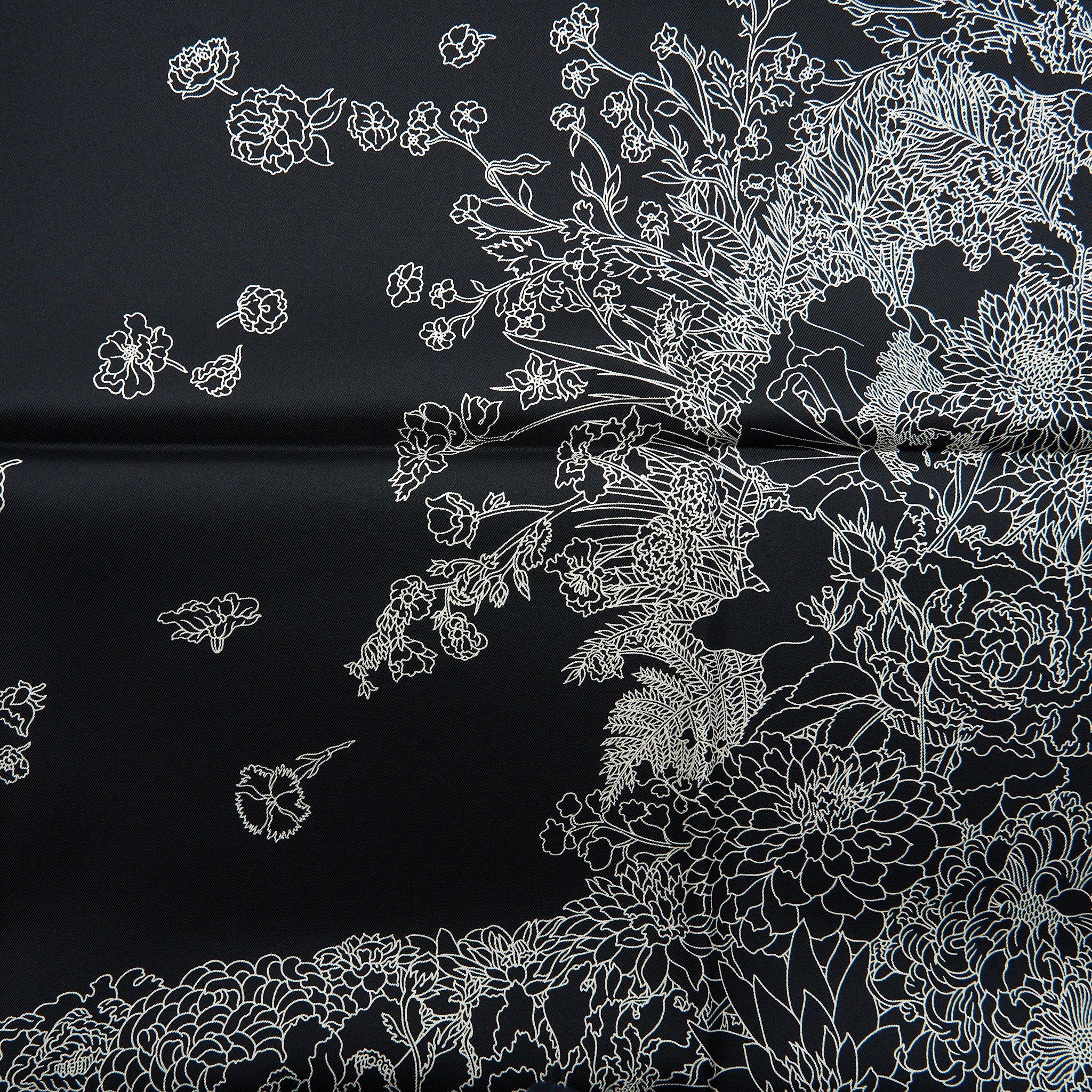 hermes-90-x-90-silk-scarf-robe-levered-black-white