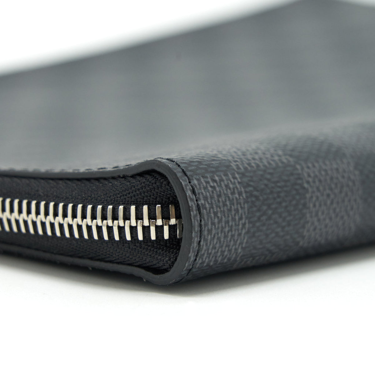 louis-vuitton-pochette-jour-gm-damier-graphite-canvas-shw
