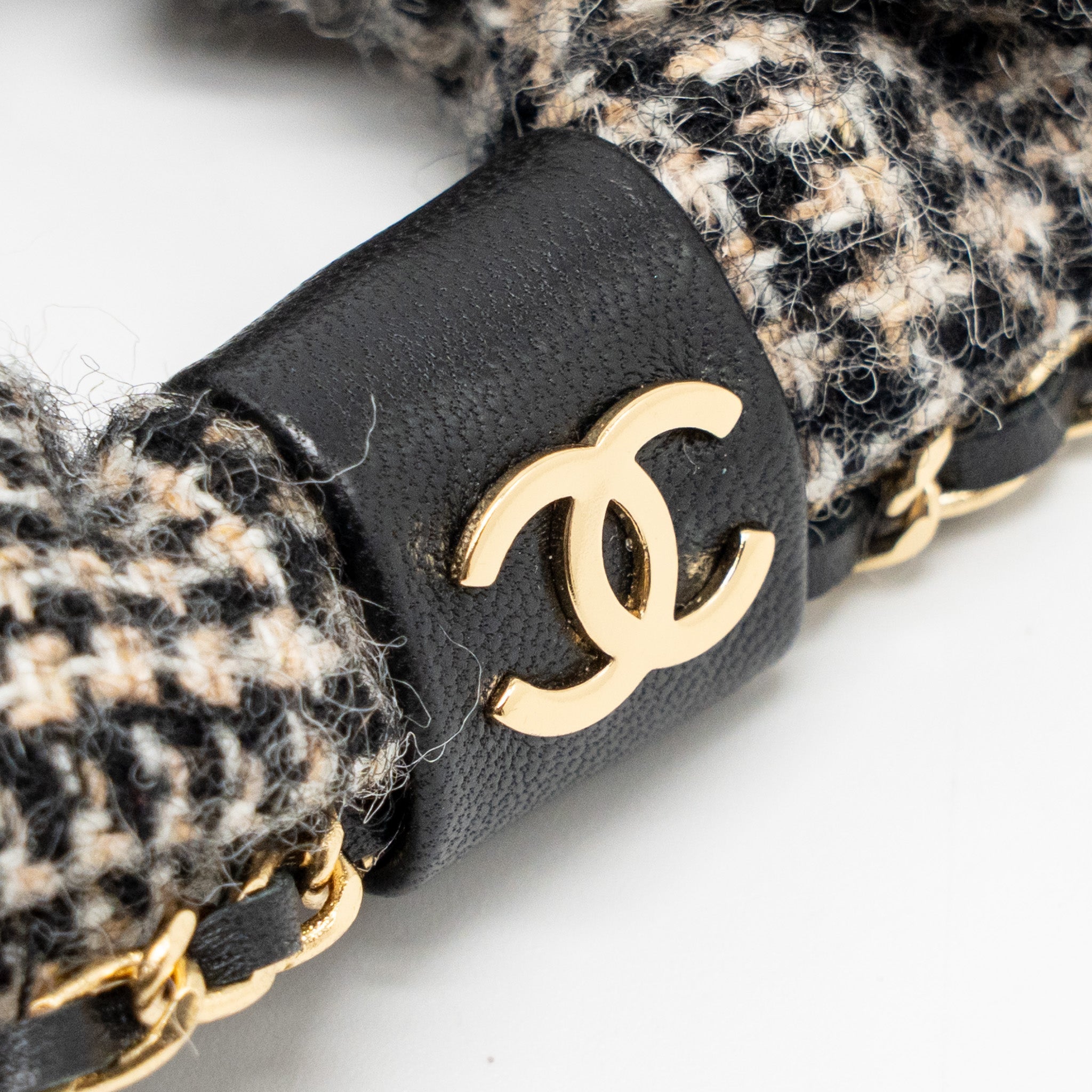 chanel-22k-hair-tie-tweed-leather-chain-detail-scrunchie-beige-black-ecru-ghw