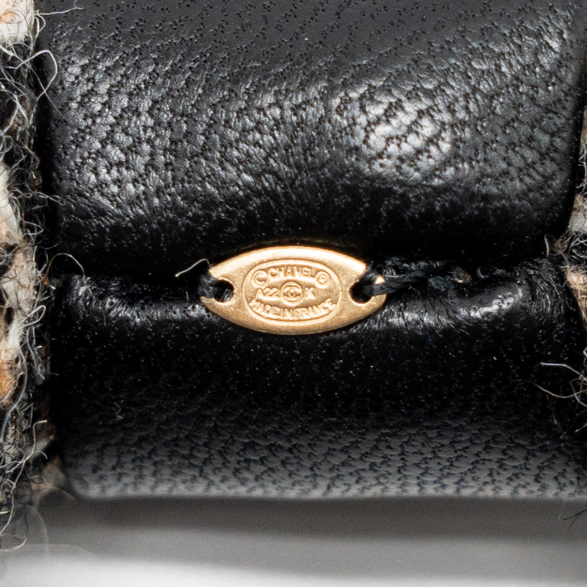 chanel-22k-hair-tie-tweed-leather-chain-detail-scrunchie-beige-black-ecru-ghw