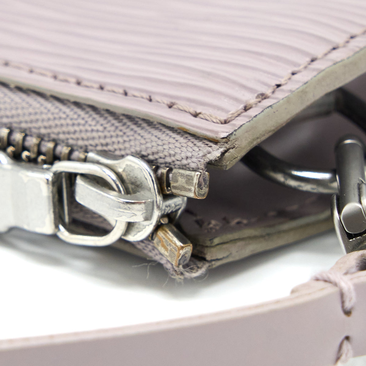 louis-vuitton-vintage-pochette-epi-light-purple-brushed-shw