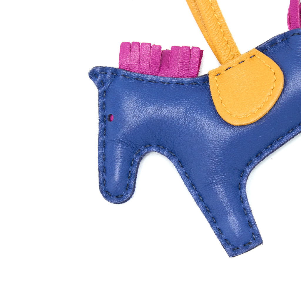 hermes-rodeo-pm-bag-charm-bleu-saphir-rouge-pourpre-naturel-bouton-d-or