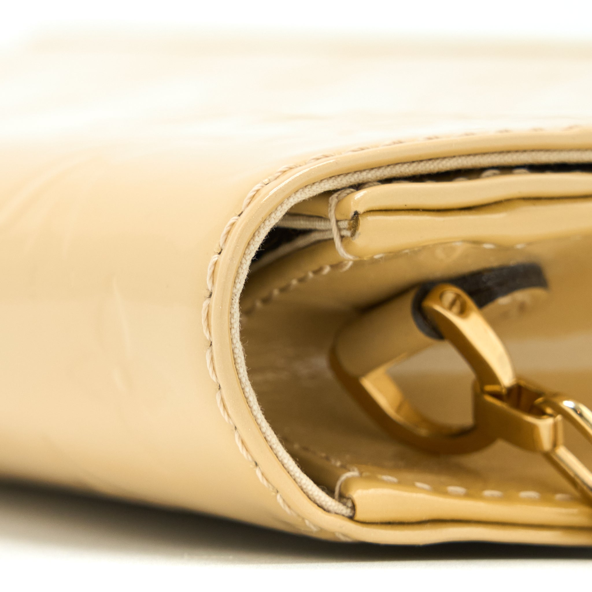 louis-vuitton-ana-vernis-clutch-with-chain-patent-leather-beige-with-ghw