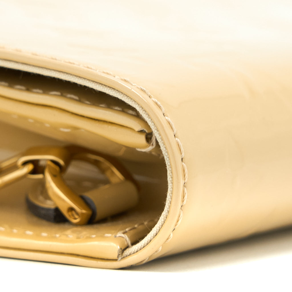 louis-vuitton-ana-vernis-clutch-with-chain-patent-leather-beige-with-ghw