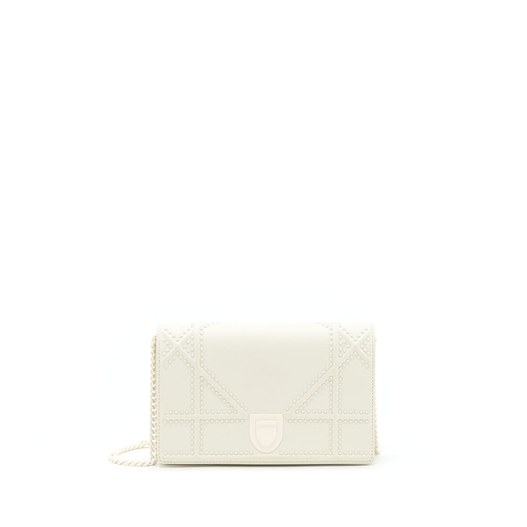 dior-diorama-wallet-on-chain-white-with-white-hardware