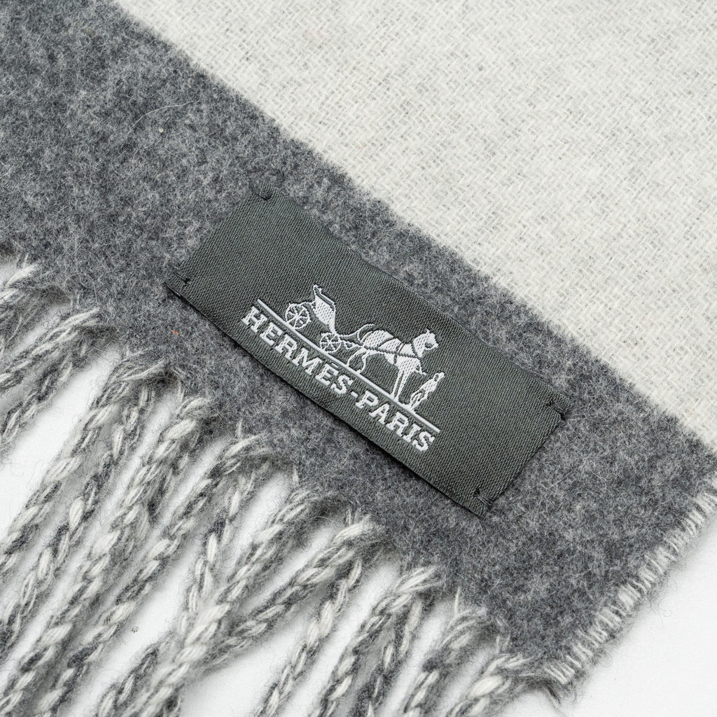hermes-casaque-love-story-muffler-cashmere-gris-clair-ivoire
