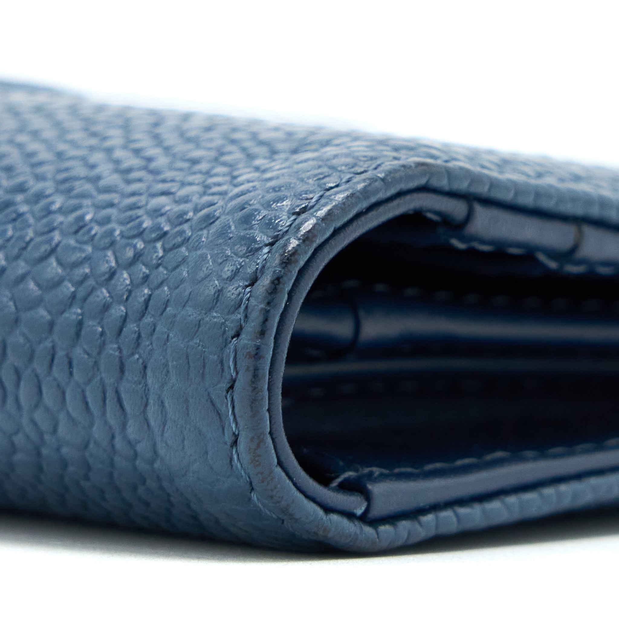 chanel-cc-logo-fold-wallet-caviar-navy-shw