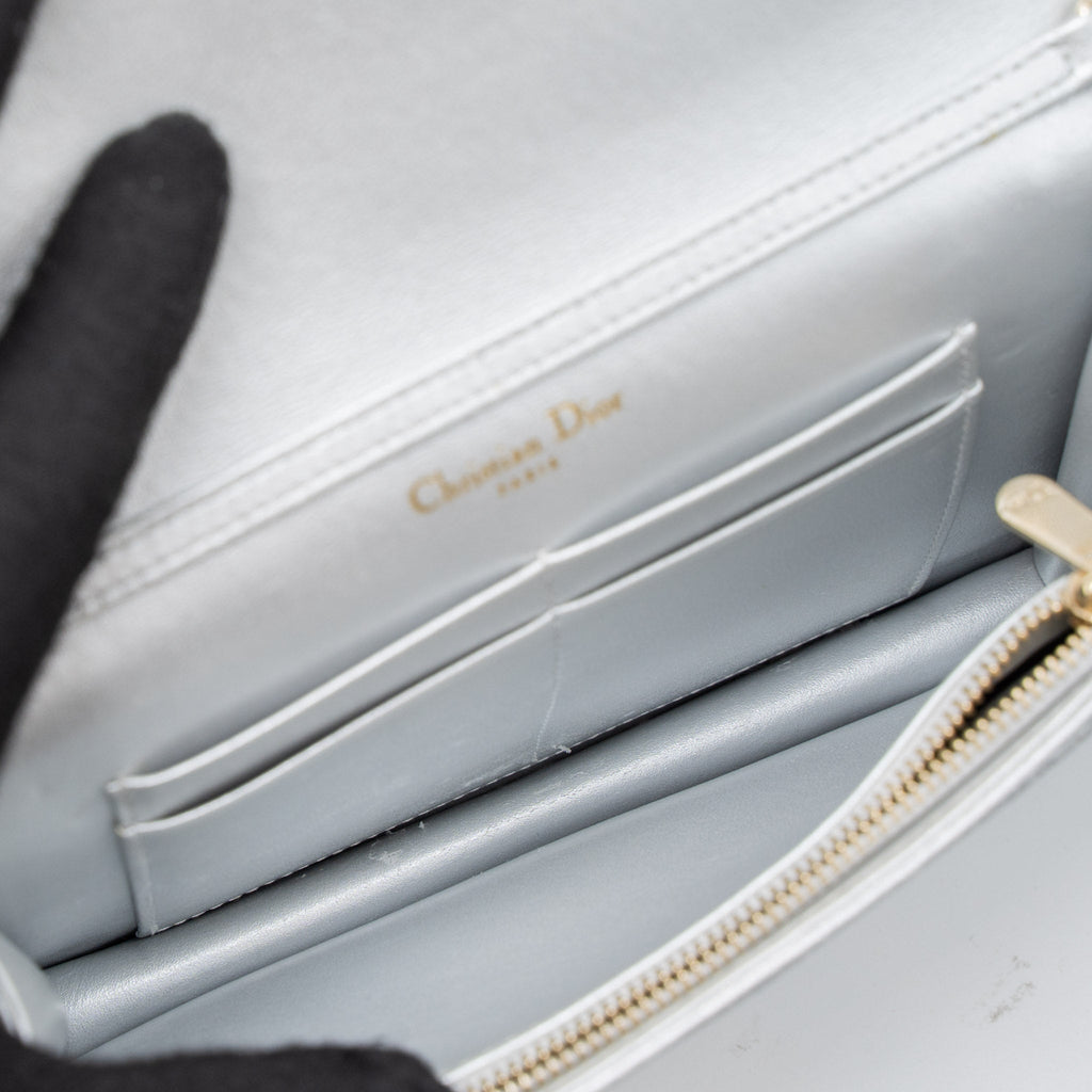 dior-diorama-wallet-on-chain-calfskin-light-grey-ghw