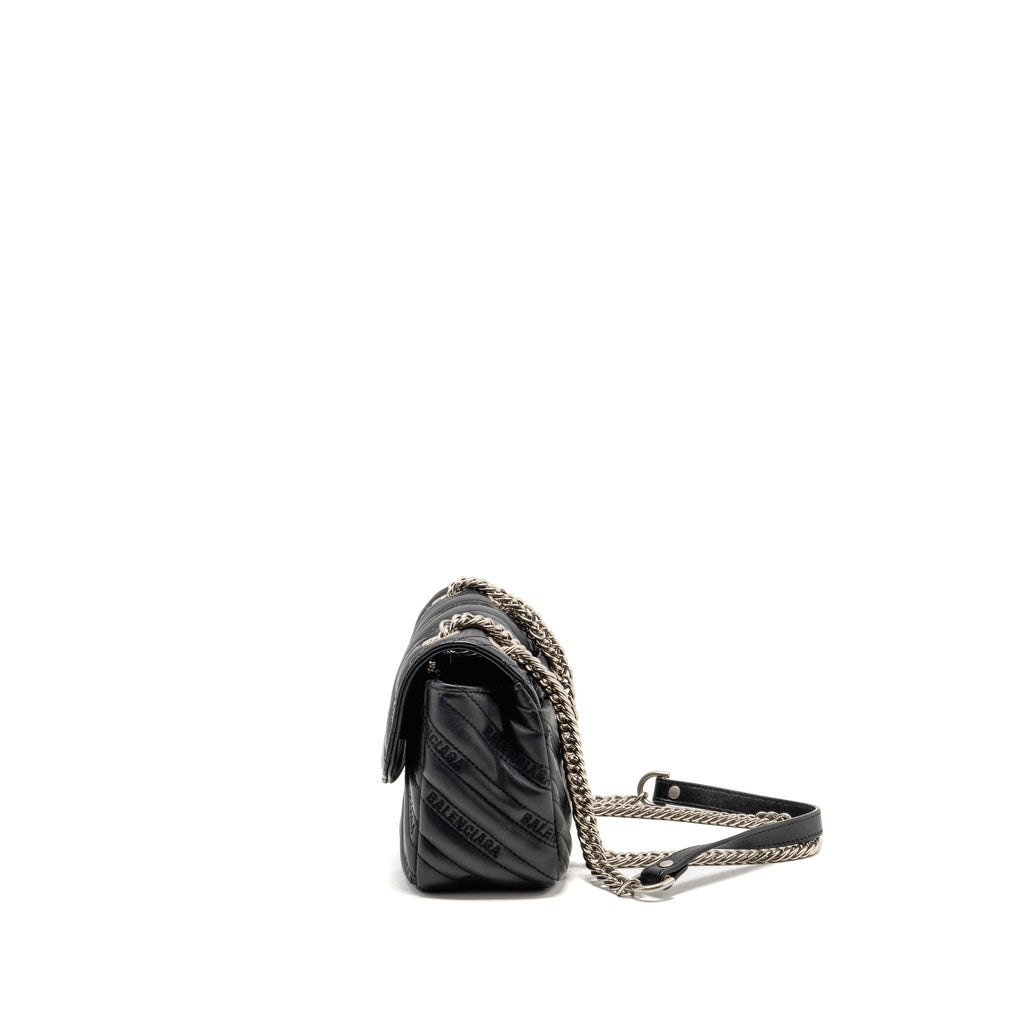balenciaga-bb-m-chain-shoulder-bag-logo-matelasse-calfskin-black-shw
