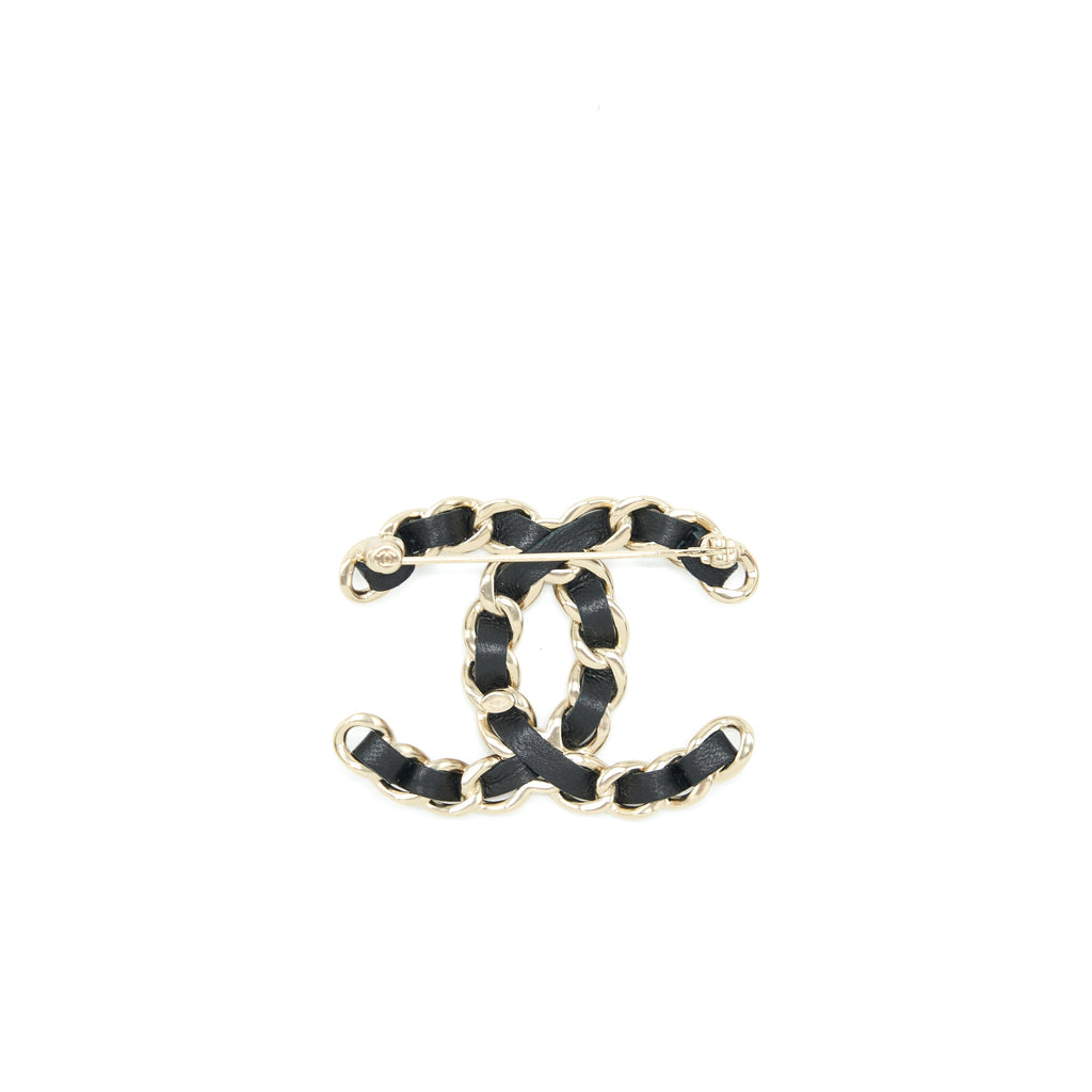 chanel-cc-logo-leather-chain-brooch-black-and-light-gold-tone