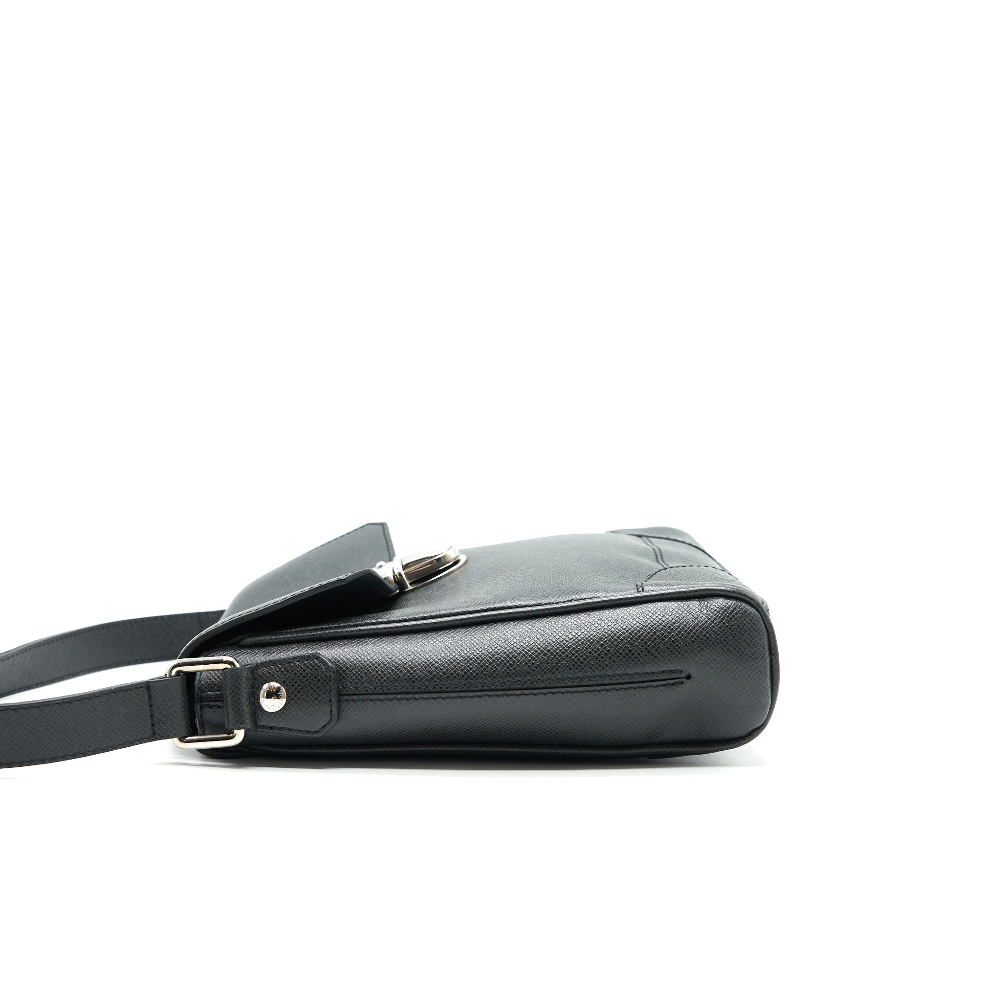louis-vuitton-mens-messenger-bag-in-black