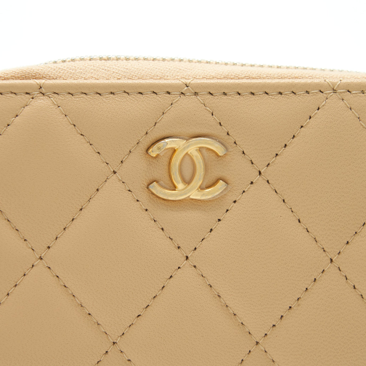 chanel-22c-pearl-crush-card-holder-with-chain-beige-ghw