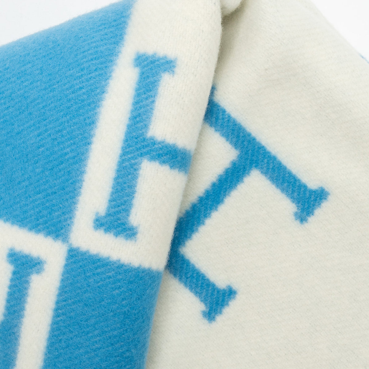 hermes-avalon-baby-blanket-bleu-genievre-blanc