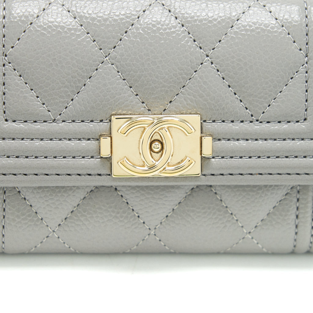 chanel-boy-flap-card-holder-caviar-light-grey-lghw