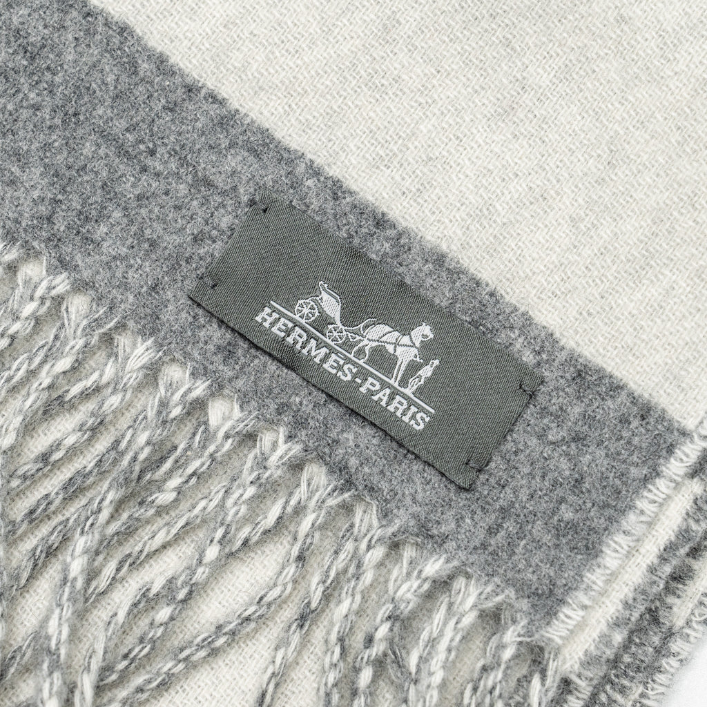 hermes-casaque-love-story-muffler-cashmere-gris-clair-ivoire-1