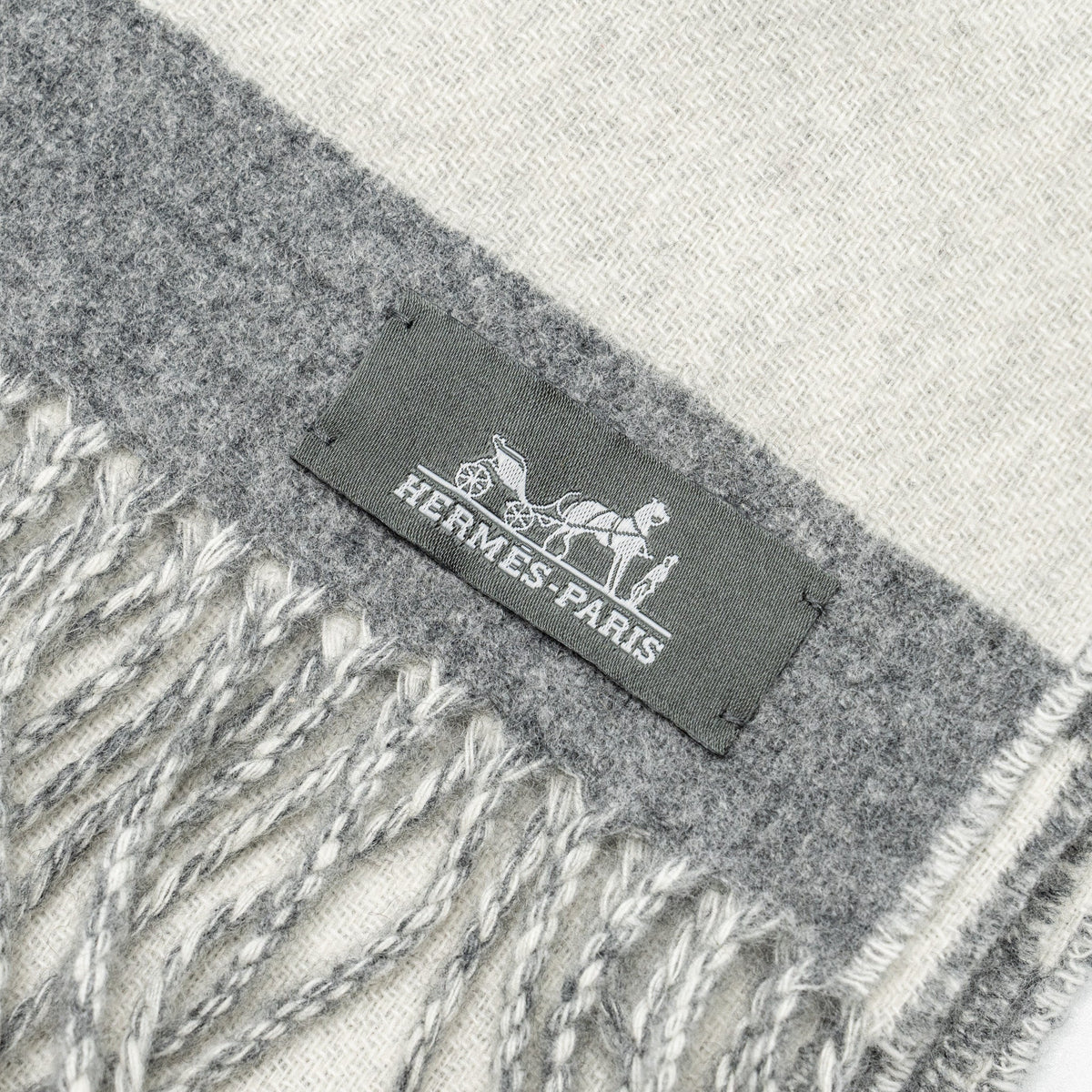 hermes-casaque-love-story-muffler-cashmere-gris-clair-ivoire-1