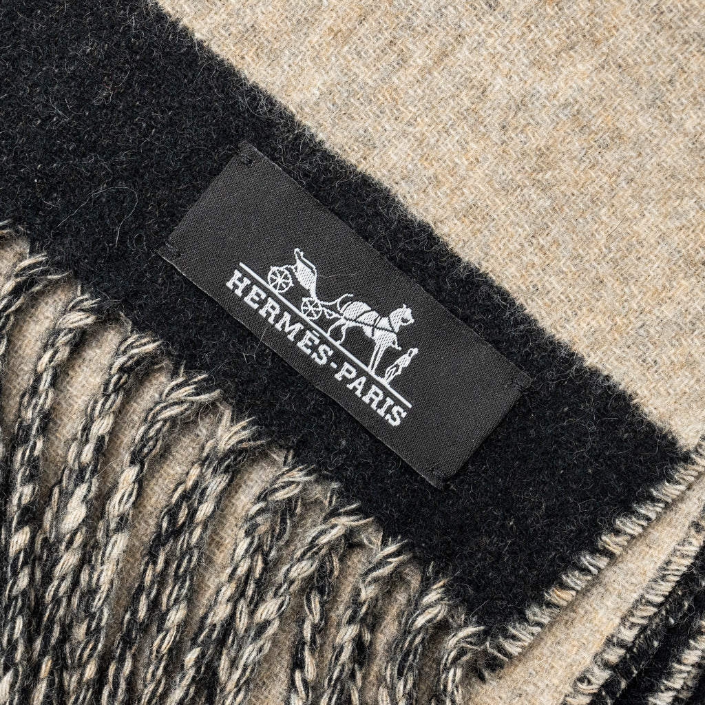 hermes-casaque-love-story-muffler-cashmere-noir-beige-chine