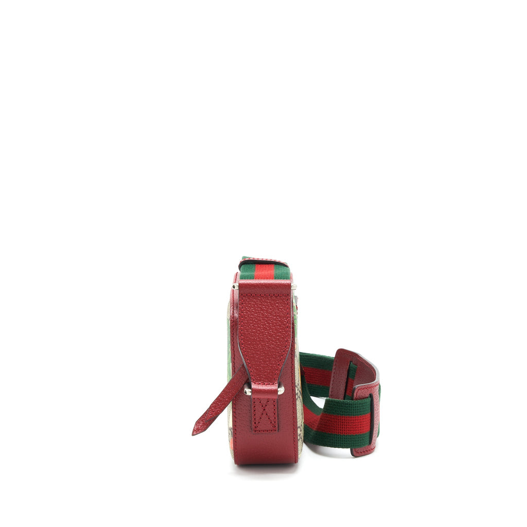 gucci-printed-supreme-canvas-camera-bag-red