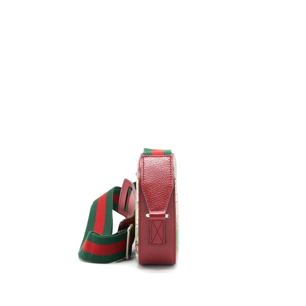 gucci-printed-supreme-canvas-camera-bag-red