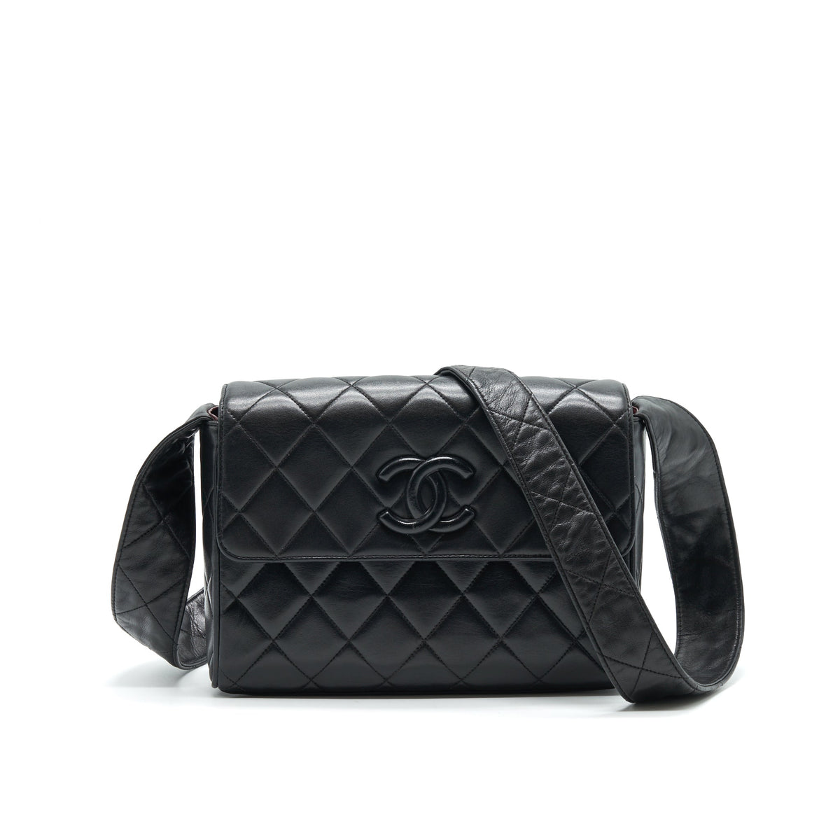 chanel-vintage-cc-logo-flap-bag-with-strap-so-black