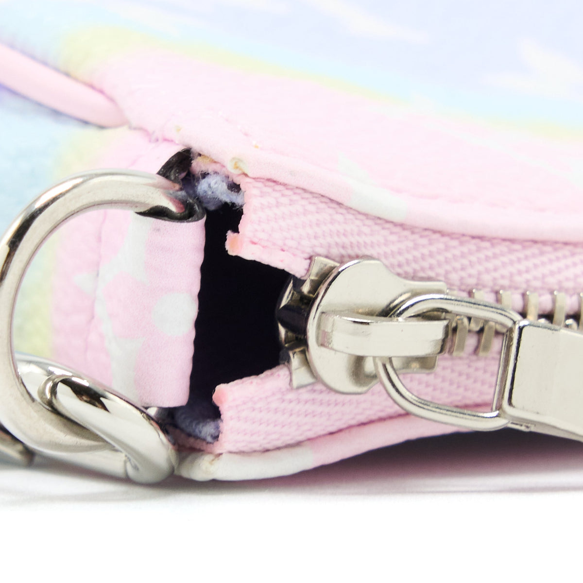 louis-vuitton-escale-mini-pochette-accessories-multicolour-giant-monogram-canvas-shw