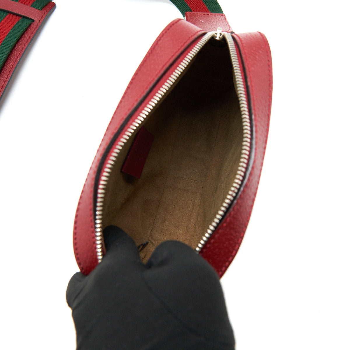 gucci-printed-supreme-canvas-camera-bag-red
