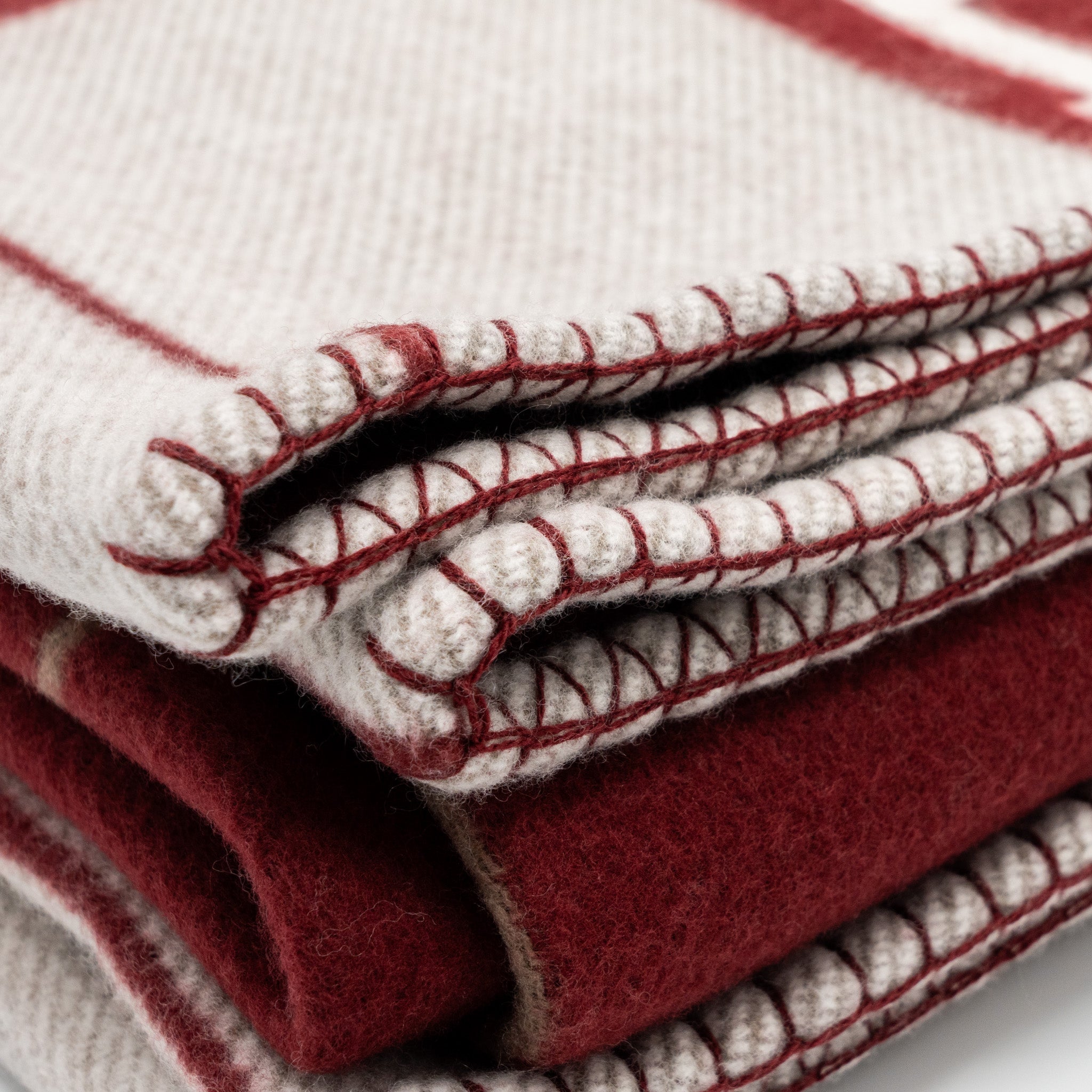hermes-avalon-iii-throw-blanket-ecru-rouge-h