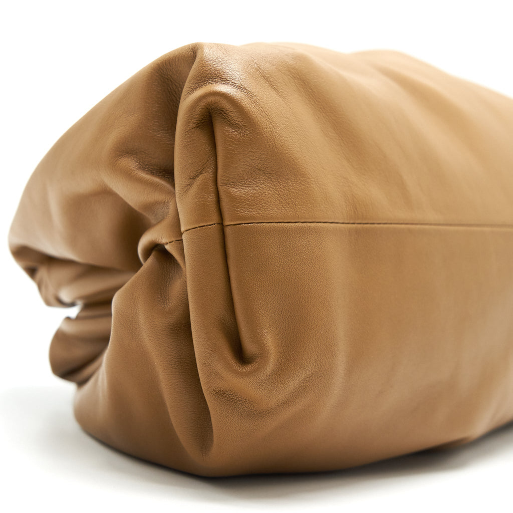 cottega-veneta-the-pouch-cammello