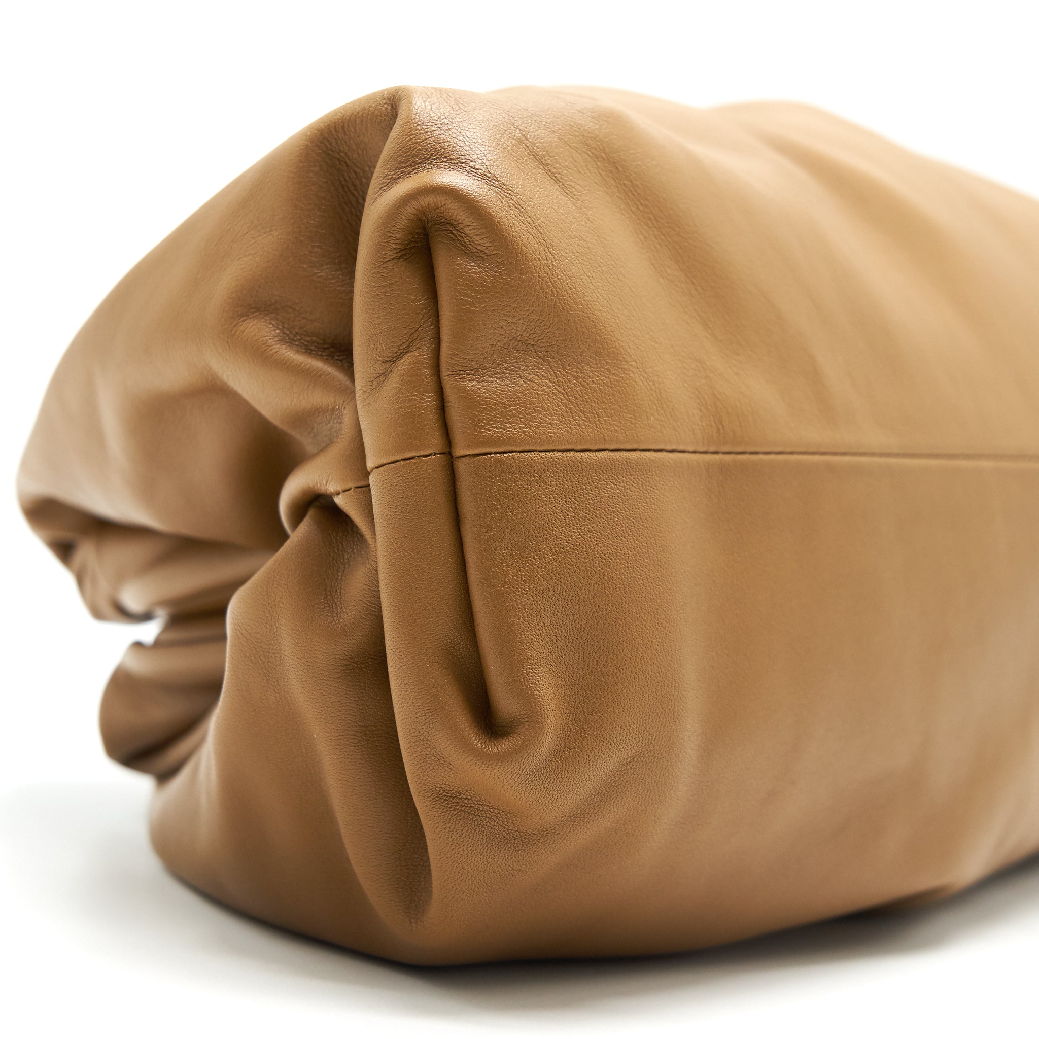 cottega-veneta-the-pouch-cammello