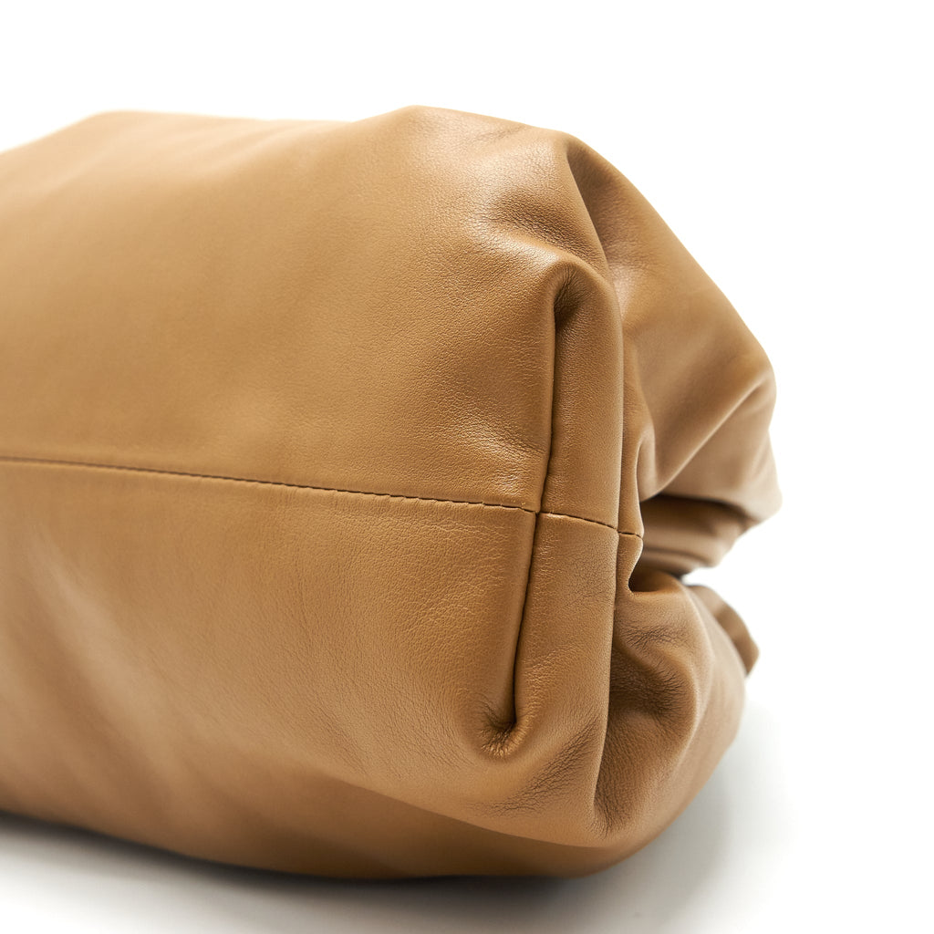 cottega-veneta-the-pouch-cammello
