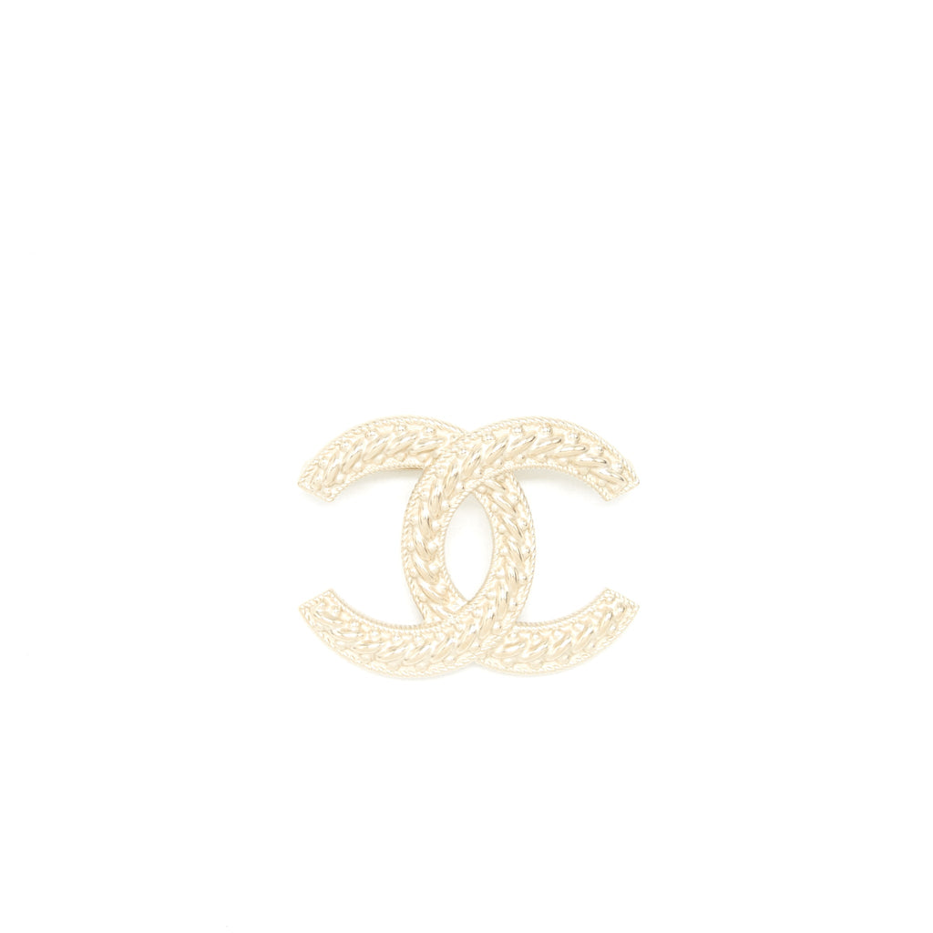 chanel-detailed-cc-logo-brooch-brushed-silver-tone
