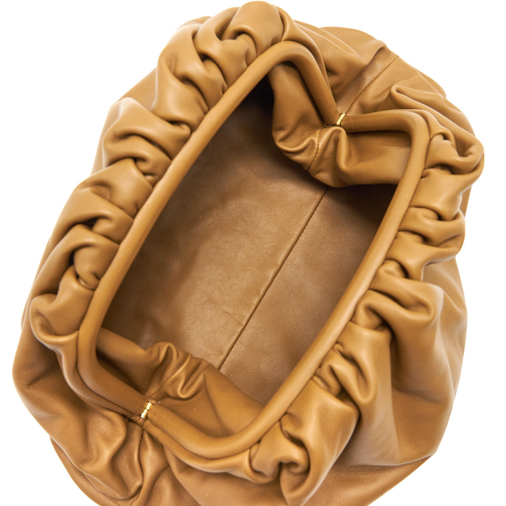 cottega-veneta-the-pouch-cammello