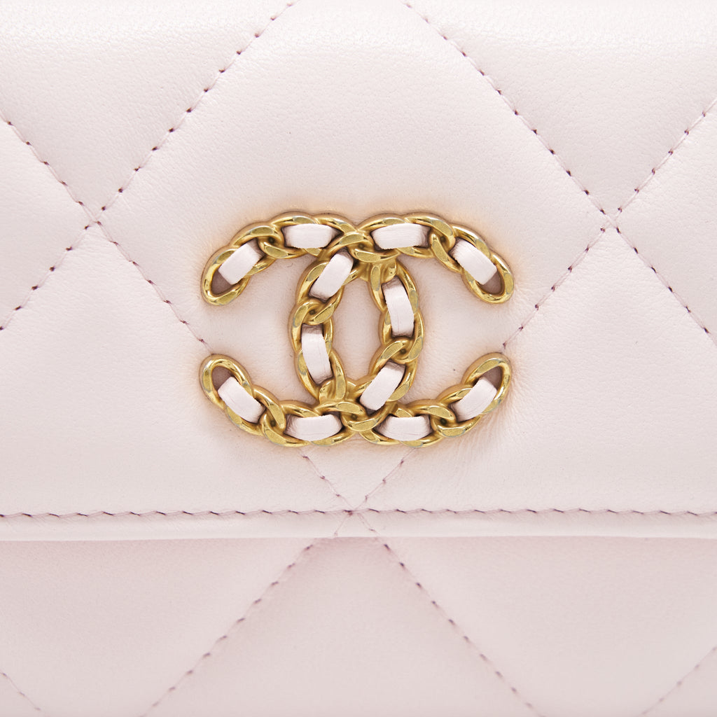 chanel-19-flap-cardholder-lambskin-light-pink-ghw